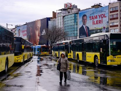 أحد المشاة يمر من أمام ملصق انتخابي لمرشح حزب الشعب الجمهوري أكرم إمام أوغلو في اسطنبول في 25 مارس.  - المصدر: غيتي إيمجز