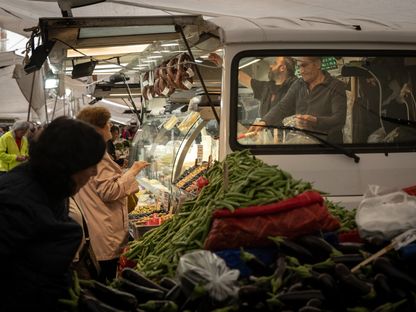 زبائن يشترون طعام من سوق بازار الجمعة في اسطنبول، تركيا  - المصدر: بلومبرغ