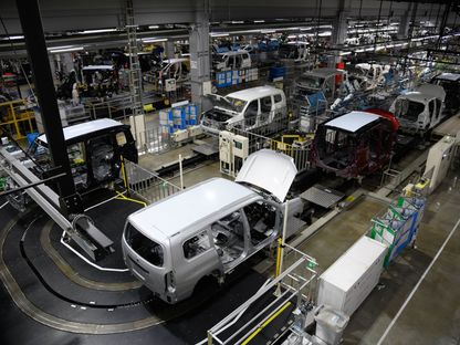 سيارة \"تويوتا بروبوكس\" وغيرها من السيارات على خط الإنتاج في مصنع \"دايهاتسو موتور\"، في كيوتو، اليابان - المصدر: بلومبرغ