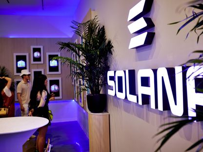 لافتة في متجر \"سولانا سبيس\" (Solana Space) للبيع بالتجزئة في هودسون ياردز في نيويورك، الولايات المتحدة، يوم الاثنين، 8 أغسطس 2022 - المصدر: بلومبرغ