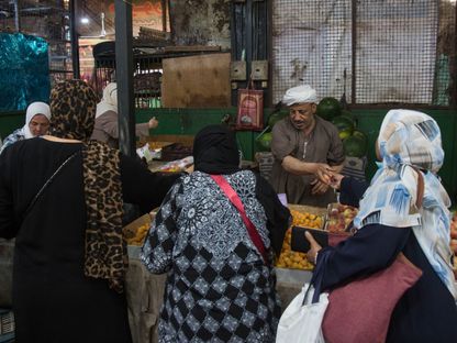 زبائن يشترون فاكهة وخضراوات طازجة في سوق المنهل بمدينة نصر في القاهرة، مصر - المصدر: بلومبرغ