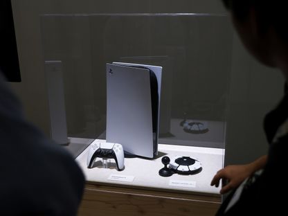 وحدة تحكم جهاز \"بلاي ستيشن 5\" من صنع شركة \"سوني\" اليابانية - المصدر: بلومبرغ