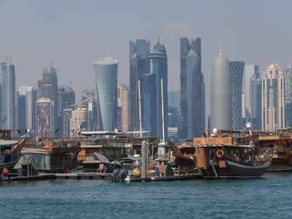 ناطحات السحاب التجارية في مركز قطر للمال (QFC) في الأفق وراء قوارب الداو التقليدية في الدوحة، قطر. - المصدر: الشرق