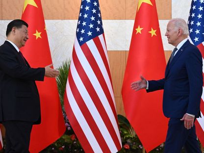 الرئيس الأميركي جو بايدن يصافح نظيره الصيني شي جين بينغ، خلال لقائهما على هامش اجتماعات مجموعة العشرين التي جرت في جزيرة بالي الإندونيسية بتاريخ 14 نوفمبر 2022 - المصدر: غيتي إيمجز