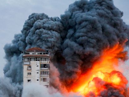 الدخان والنيران تتصاعد من مبنى في مدينة غزة بعد تعرضه لضربة جوية من الطيران الإسرائيلي، يوم السبت 7 أكتوبر 2023 رداً على هجوم مباغت وغير مسبوق شنته المقاومة الفلسطينية ضد إسرائيل - المصدر: رويترز
