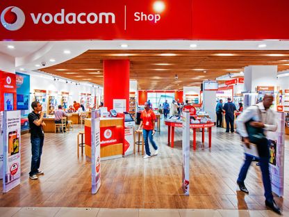 العملاء في متجر الهواتف المحمولة داخل مجمع \"فوداكوم وورلد\" التجاري في جوهانسبرج، جنوب أفريقيا. - المصدر: بلومبرغ