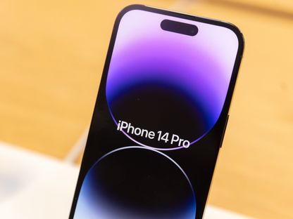 \"أيفون 14 برو\" من \"أبل\" معروض للبيع داخل متجر الشركة في الجادة الخامسة بنيويورك - المصدر: بلومبرغ