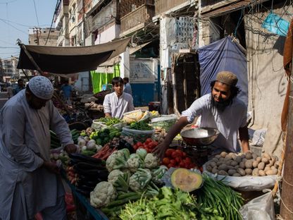 بائع خضار في سوق في كراتشي في باكستان - المصدر: بلومبرغ