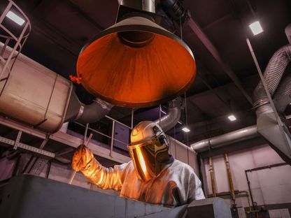 عامل يصب الذهب في بوتقة بمسبك في مصنع معادن في كراسنويارسك، روسيا - المصدر: بلومبرغ
