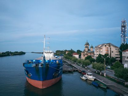 سفينة شحن في قناة \"سولينا\" في رومانيا - المصدر: بلومبرغ