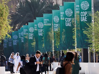 أشخاص يسيرون في \"COP28\" في دبي، الإمارات 8 ديسمبر 2023 - المصدر: بلومبرغ