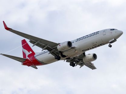 طائر \"بوينغ 737\" التي تشغلها \"كانتاس\" تقترب من الهبوط بمطار سيدني، بأستراليا، بتاريخ 20 فبراير 2024 - المصدر: بلومبرغ
