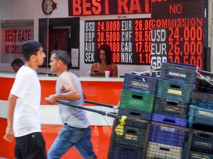 لوحات إلكترونية تعرض أسعار الليرة التركية في مكتب صرف العملات في بودروم، تركيا - المصدر: بلومبرغ