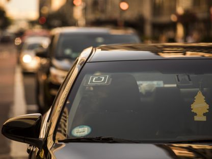 شعار أوبر تكنولوجيز يظهر على الزجاج الأمامي لسيارة في نيويورك، الولايات المتحدة، يوم الخميس، 9 أغسطس، 2018. - المصدر: بلومبرغ