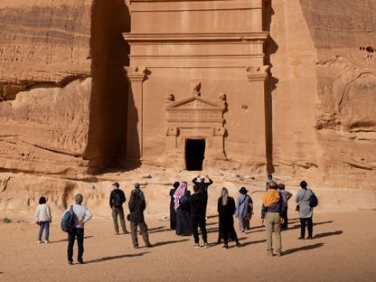 سائحون في موقع الحجر النبطي القديم في العلا، المملكة العربية السعودية - الشرق/بلومبرغ