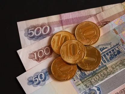 أوراق نقدية وعملات معدنية من فئات الروبل الروسي المختلفة، في موسكو، روسيا - بلومبرغ