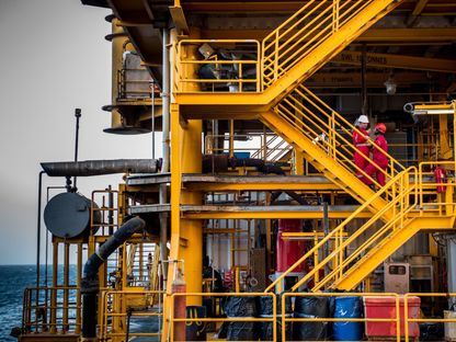 عمال في منصة نفطية بحرية في حقل سلمان النفطي بالخليج العربي، والتي تديرها شركة النفط البحرية الإيرانية الوطنية قرب جزيرة لافان ، إيران - المصور: علي محمدي / بلومبرغ