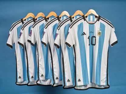 قمصان ارتداها لاعب كرة القدم الأرجنيني ليونيل ميسي في كأس العالم 2022. ستعرض هذه القمصان للبيع في مزاد تنظمه دار \"سوذبيز\" من 30 نوفمبر إلى 14 ديسمبر 2023 - المصدر: بلومبرغ