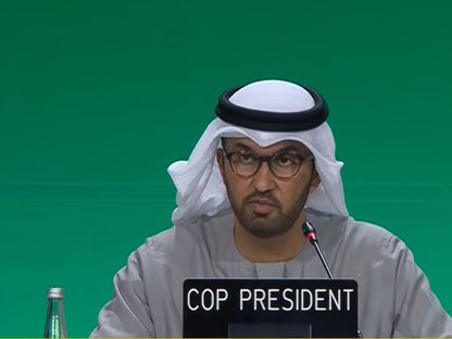 سلطان الجابر، رئيس مؤتمر الأطراف \"كوب 28\" (COP28) أثناء إلقاء كلمته في الجلسة الختامية، يوم 13 ديسمبر 2023 - المصدر: بلومبرغ