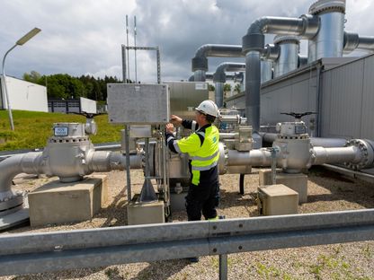 موظف يفحص إجراءات الأمان في محطة تابعة لشركة \"يونيبر إس إي بيروانغ\" (Uniper SE Bierwang) لتخزين الغاز الطبيعي في مولدورف بألمانيا.  - المصدر: بلومبرغ