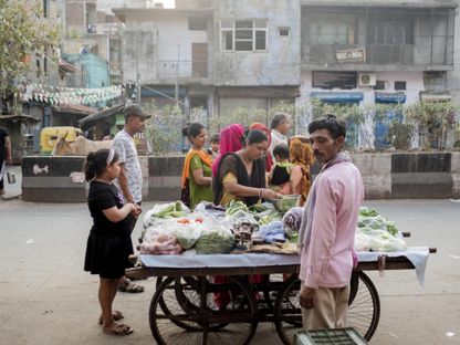 بائع يبيع خضروات في نيودلهي الهند  يوم الأربعاء  11 مايو 2022. - المصدر: بلومبرغ