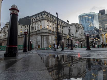 أحد المشاة يمر أمام بنك إنجلترا في لندن، المملكة المتحدة، - المصدر: بلومبرغ