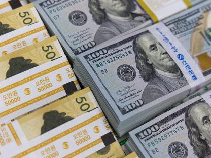 أوراق نقدية فئة 50 ألف وون كوري جنوبي وأخرى فئة 100 دولار أميركي - المصدر: بلومبرغ