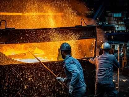 يستعد عاملان لصب الحديد المصهور المصبوب في قالب بمسبك سيمبل كامب جيسيري في 21 أبريل 2022 بكريفيلد، ألمانيا. - المصدر: بلومبرغ