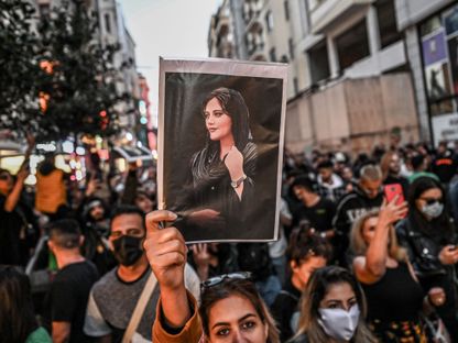 متظاهرون أثناء مظاهرة لدعم أميني، وهي شابة إيرانية توفيت عقب اعتقالها في طهران من قبل شرطة الآخلاق في الجمهورية الإيرانية، بشارع الاستقلال في اسطنبول في 20 سبتمبر الماضي - المصدر: غيتي إيمجز