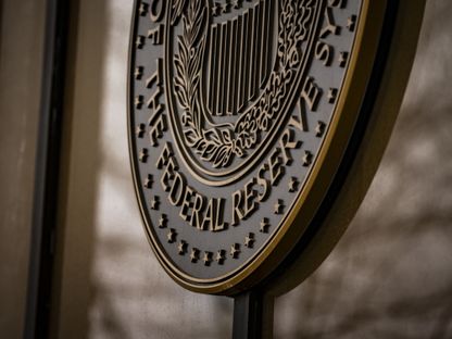 مجسم لختم يحمل شعار بنك الاحتياطي الفيدرالي الأميركي داخل مبنى ويليام ماكيسني مارتن جونيور، مقر البنك في واشنطن العاصمة في الولايات المتحدة - المصدر: بلومبرغ