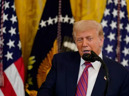 الرئيس الأميركي دونالد ترمب أثناء حديثه خلال حفل توقيع قانون \"GENIUS ACT\" في الغرفة الشرقية للبيت الأبيض في واشنطن العاصمة، الولايات المتحدة،  18 يوليو 2025 - بلومبرغ