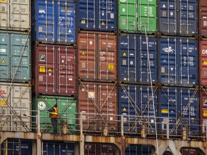 حاويات الشحن على متن سفينة في ميناء أوكلاند في أوكلاند  كاليفورنيا  الولايات المتحدة  يوم الجمعة  19 نوفمبر 2021 - المصدر: بلومبرغ