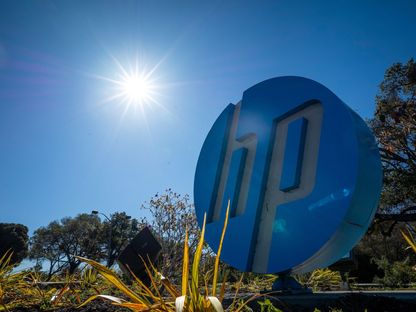 لافتة شركة \"HP\" خارج مقر الشركة في بالو ألتو، كاليفورنيا. - المصدر: بلومبرغ