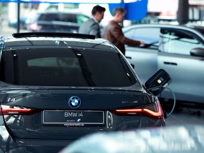 سيارة كهربائية من طراز \"BMW4\" معروضة بصالة تابعة لشركة \"بي إم دبليو\" في برلين، ألمانيا - المصدر: بلومبرغ