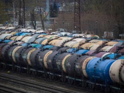 عربات السكك الحديدية لشحنات النفط والوقود والغاز المسال في محطة سكة حديد يانيشكينو، بالقرب من مصفاة \"غازبروم نفت\" في موسكو، روسيا، يوم الإثنين 27 أبريل 2020.  - المصدر: بلومبرغ