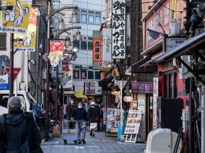 قال حوالي 53% من الأسر في اليابان إن أحوالهم الاقتصادية قد ساءت مقارنة  بالوضع قبل عام  - المصدر: غيتي إيمجز