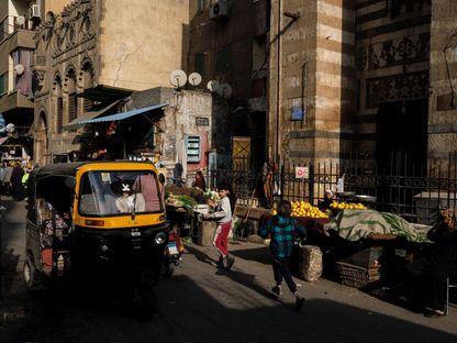 عربة \"توك توك\" في أحد شوارع حي الخليفة في العاصمة المصرية القاهرة، يوم 7 يناير 2023. يواصل التضخم وضعف العملة المحلية الضغط على معظم القطاعات غير المنتجة للنفط في البلاد - المصدر: بلومبرغ