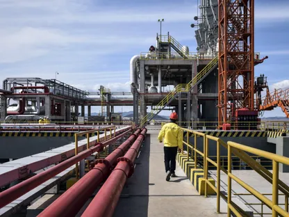 عامل يسير على رصيف النقل في محطة الغاز الطبيعي المسال التابعة لشركة \"إي إن إن\" في تشوشان، الصين. 1 نوفمبر 2018 - بلومبرغ