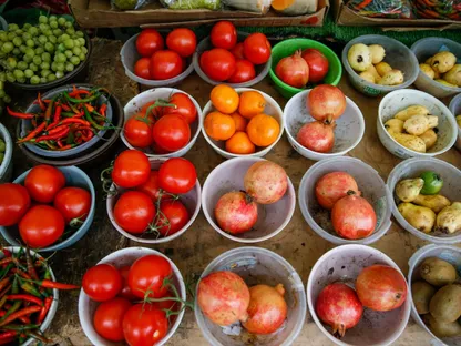 فاكهة وخضراوات معروضة في أحد الأكشاك الخارجية بسوق كريسب ستريت في لندن، المملكة المتحدة - بلومبرغ