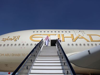 رجل يصعد الدرج لدخول طائرة \"A380\" تديرها الاتحاد للطيران، في معرض دبي للطيران، دبي، الإمارات العربية المتحدة - المصدر: بلومبرغ