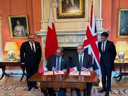 ريشي سوناك رئيس وزراء بريطانيا وولي عهد البحرين الأمير سلمان بن حمد آل خليفة يشهدان توقيع اتفاقية شراكة استراتيجية - المصدر: ديوان ولي عهد البحرين