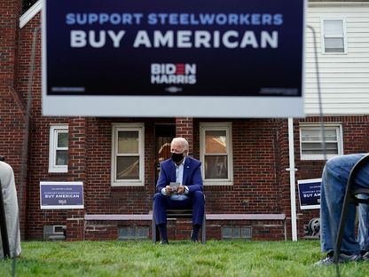 جو بايدن مع عمال قطاع الصلب في ديترويت، في إطار إحدى فعاليات حملته الانتخابية لعام 2020. - المصدر: أ.ب