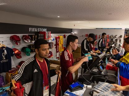بائع يبيع البضائع قبل المباراة الافتتاحية لكأس العالم \"فيفا\"، قطر - المصدر: بلومبرغ