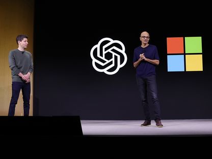 ساتيا ناديلا، الرئيس التنفيذي لشركة \"مايكروسوفت\" (إلى اليمين) وسام ألتمان خلال إحدى فعاليات \"أوبن إيه آي\"، يوم 6 نوفمبر 2023  - المصدر: غيتي إيمجز