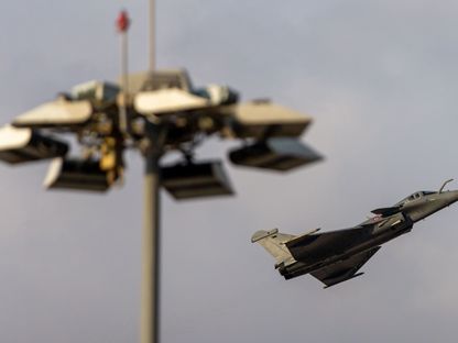 طائرة \"رافال\" حربية من إنتاج \"داسو للطيران\" في معرض دبي للطيران. - المصدر: بلومبرغ