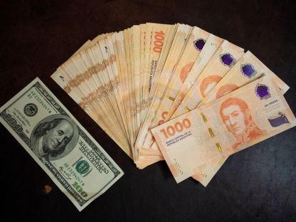 صورة توضح مدى تدهور سعر صرف البيزو الأرجنتيني أمام الدولار - المصدر: بلومبرغ