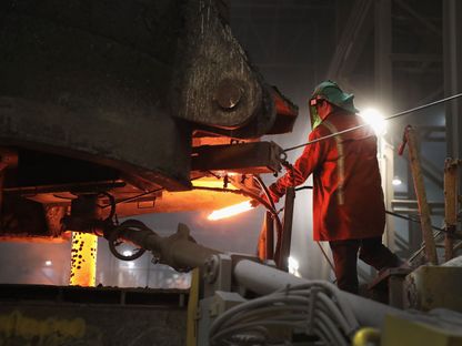 عامل يتفقد الصلب المنصهر بمصنع صلب في بورتاج، إنديانا - المصدر: غيتي إيمجز