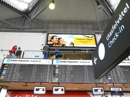 مسافرون ينتظرون في صالة المغادرة في مبنى الركاب 2A بمطار فيرينك ليزت في بودابست، المجر - المصدر: رويترز