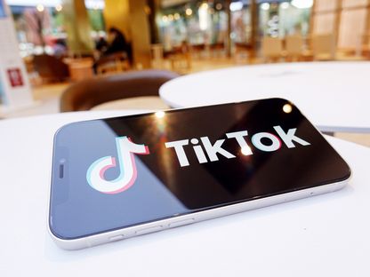 شعار تطبيق \"تيك توك\" على أحد الهواتف الذكية. يقضي الأطفال يومياً ما متوسطه 80 دقيقة في متابعة مقاطع الفيديو على التطبيق  - المصدر: غيتي إيمجز