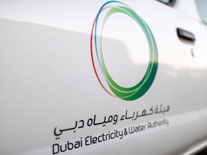 شعار هيئة كهرباء ومياه دبي (ديوا) على مركبة تابعة للهيئة - المصدر: بلومبرغ